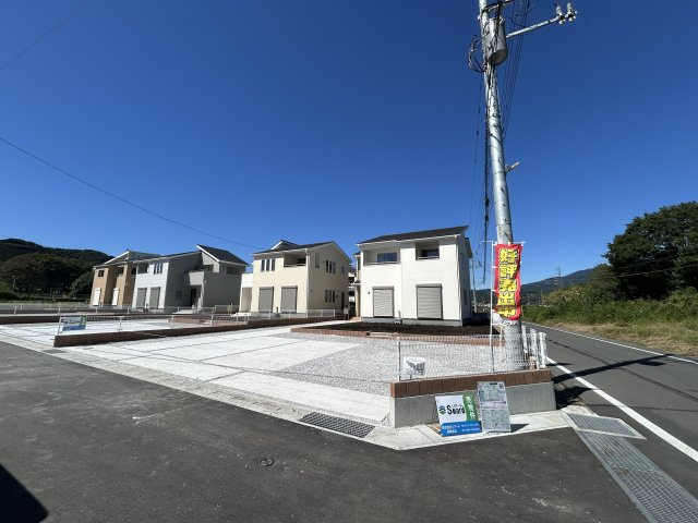 新築　渋川市金井第18　Livele Garden.S　4号棟の前面道路含む現地写真|現地写真　東側接道幅員約6.5ｍ　中央側6ｍ