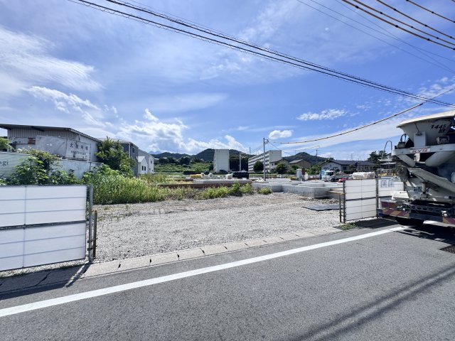 新築　渋川市金井第18　Livele Garden.S　5号棟の駐車場|現地写真　駐車スペースは並列4台分可能です！					
