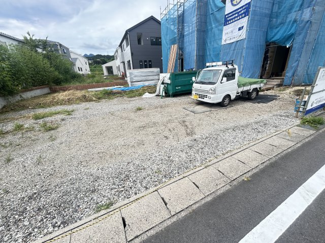 新築　渋川市金井第18　Livele Garden.S　5号棟の駐車場|現地写真　駐車スペースは並列4台分可能です！					
