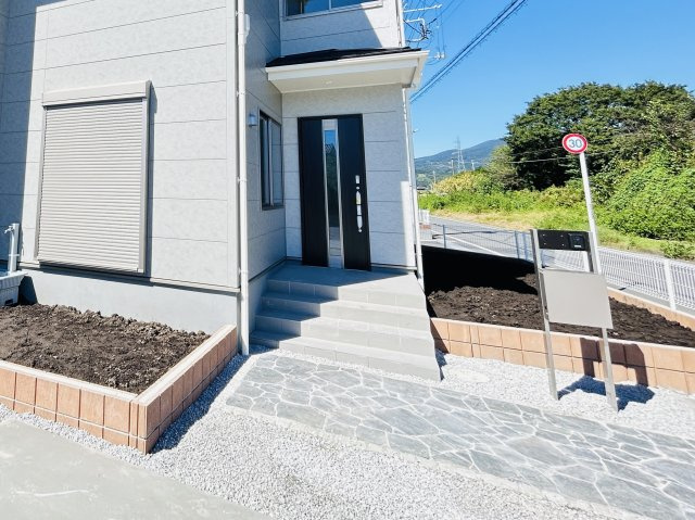 新築　渋川市金井第18　Livele Garden.S　5号棟の玄関|現地写真　TVモニター付きドアホンでセキュリティも安心です！											
