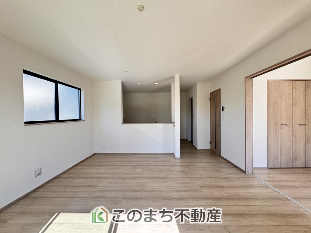 ハートフルタウン鹿沼市幸町1丁目206番の居間・リビング|開放感のある広々としたリビング☆家族みんなでゆったりくつろげます♪
南側から暖かな日差しが差し込みます♪キッチンからリビングの様子がよく見渡せます☆