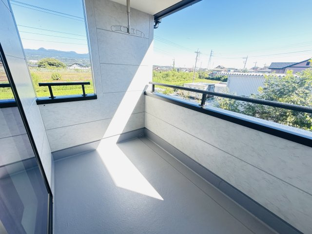 新築　渋川市金井第18　Livele Garden.S　6号棟のバルコニー|現地写真　インナーバルコニーで少しの雨なら濡れずにすみます。天気が怪しいけど…という悩みも解消ですね!									
