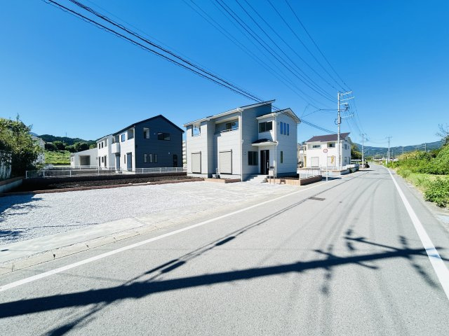 新築　渋川市金井第18　Livele Garden.S　6号棟の前面道路含む現地写真|現地写真　東側接道幅員約6.5ｍ　中央側6ｍ