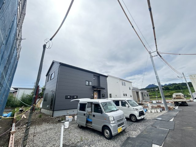 新築　渋川市金井第18　Livele Garden.S　6号棟の駐車場|現地写真　駐車スペースは並列4台分可能です！					
