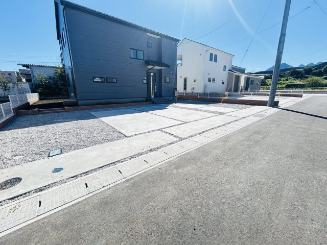 新築　渋川市金井第18　Livele Garden.S　6号棟の駐車場|現地写真　駐車スペースは並列4台分可能です！					
