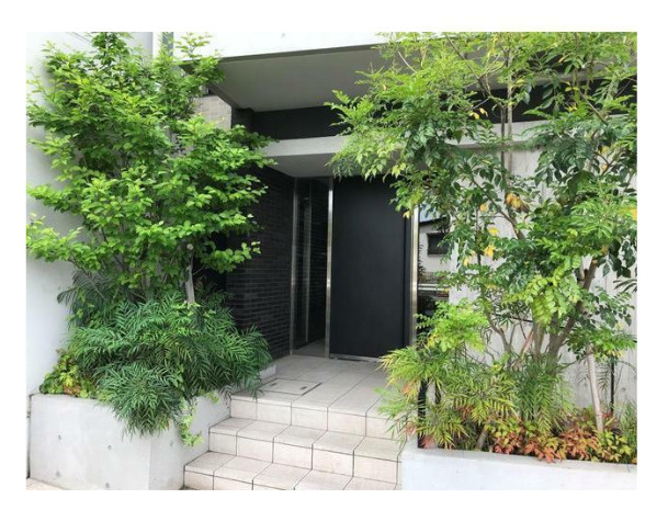 House Avenue柿の木坂のエントランス