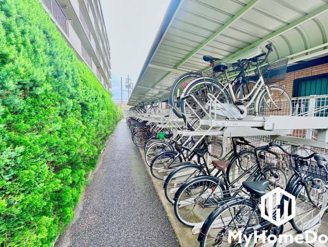 小幡パーク・ホームズの駐輪場|屋根付きなので、雨や風、直射日光から自転車を守ることができます。