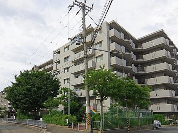 ハイロイヤル緑地公園B棟の外観