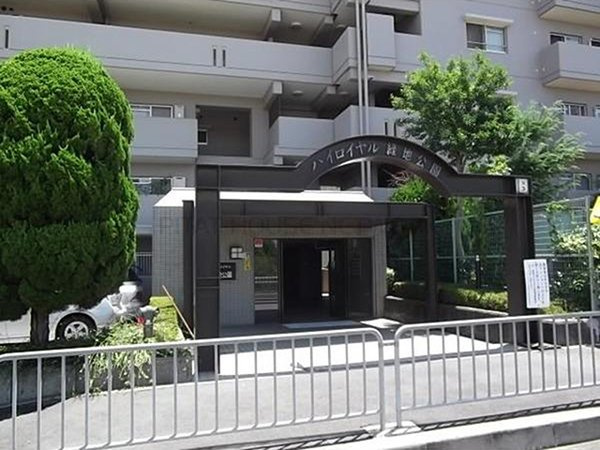 ハイロイヤル緑地公園B棟のエントランス