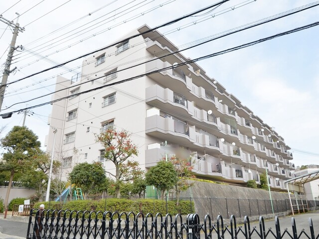 ハイロイヤル緑地公園B棟の外観