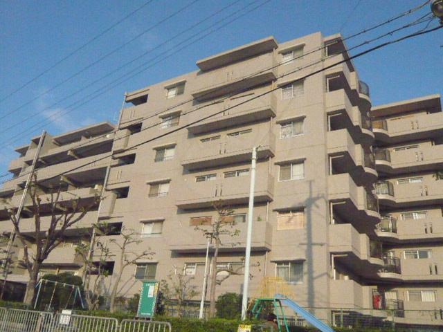 ハイロイヤル緑地公園B棟の外観