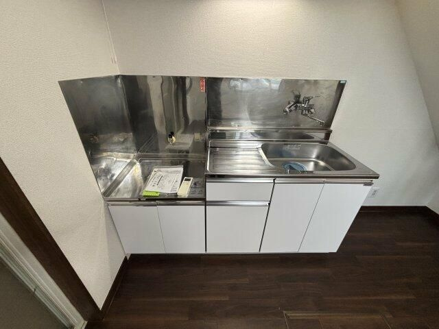 テニメント逆井のキッチン|コンパクトなキッチンで掃除もラクラク