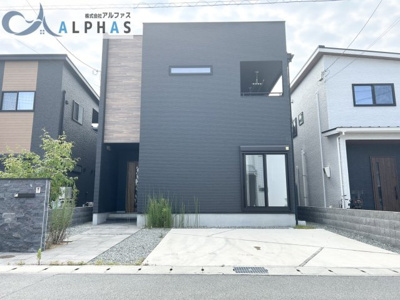 【外観】 | 姫路市花田町加納原田　築浅一戸建て | ■並列3台駐車可能♪※車種による