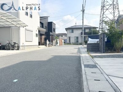 【前面道路含む現地写真】 | 姫路市花田町加納原田　築浅一戸建て | ■開発分譲地の為、前面道路が広々としており駐車がしやすい♪