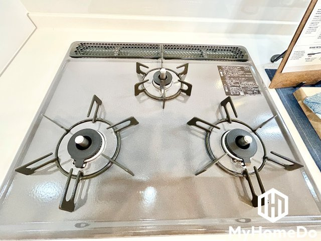 名塚ハウスのキッチン|家族のごはん作りがはかどる！同時調理ができる3口コンロ付き