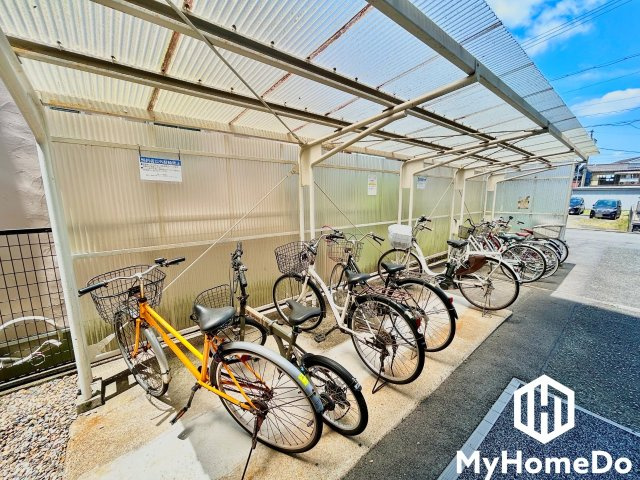 名塚ハウスの駐輪場|屋根付きなので、雨や風、直射日光から自転車を守ることができます。