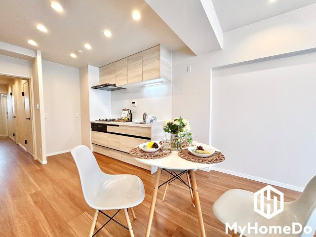 名塚ハウスのキッチン|使い勝手の良い吊戸棚式のシステムキッチンです