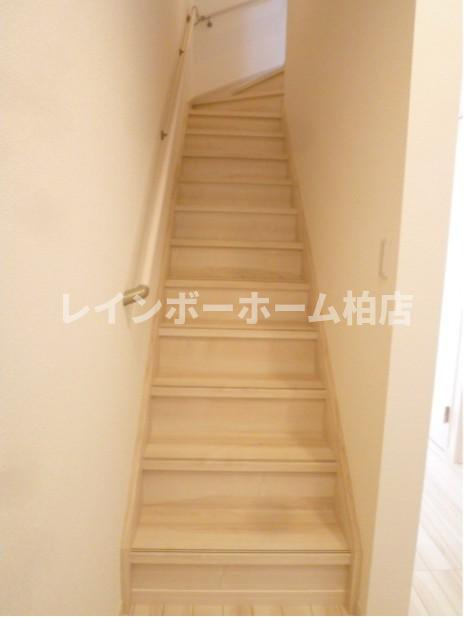 特典：仲介手数料が半額です!!のその他|室内の階段です