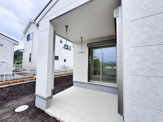 新築　渋川市金井第18　Livele Garden.S　8号棟のバルコニー|現地写真　屋根付きの洗濯物干し場♪
