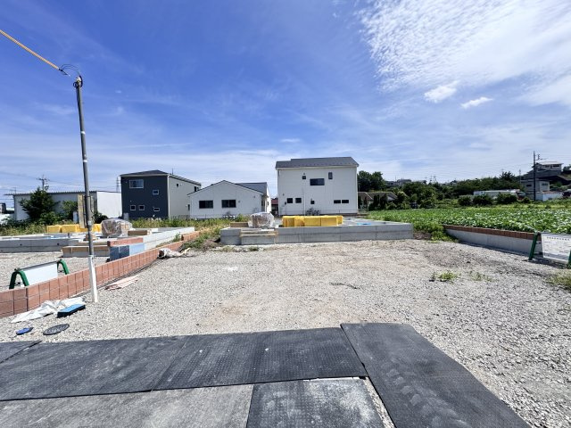 新築　渋川市金井第18　Livele Garden.S　8号棟の駐車場|現地写真　駐車スペースは並列4台分可能です！					
