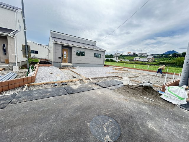 新築　渋川市金井第18　Livele Garden.S　8号棟の駐車場|現地写真　駐車スペースは並列4台分可能です！					

