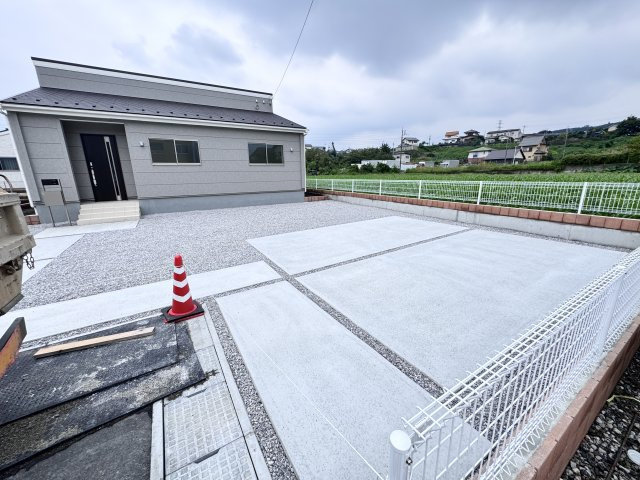 新築　渋川市金井第18　Livele Garden.S　8号棟の駐車場|現地写真　駐車スペースは並列4台分可能です！					
