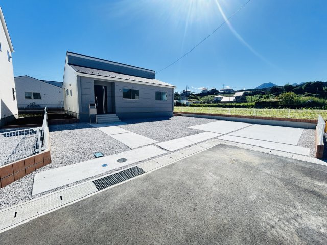 新築　渋川市金井第18　Livele Garden.S　8号棟の駐車場|現地写真　駐車スペースは並列4台分可能です！					
