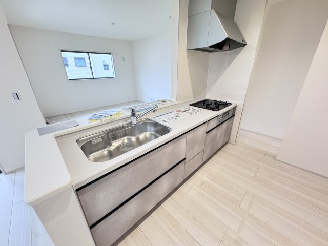 新築　渋川市金井第18　Livele Garden.S　8号棟のキッチン|現地写真　間口2550ｍｍで作業スペースも広々！換気扇も汚れが付きにくくお掃除がし易い設計です。									
