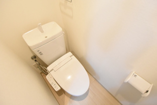 温水洗浄便座付きのトイレです♪