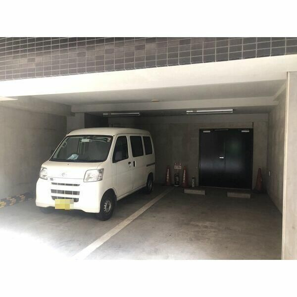 ＣＹＮＴＨＩＡ　ＦＯＵＲ－Ｄ　ＧＯＴＡＮＤＡ－ＷＥＳＴの駐車場