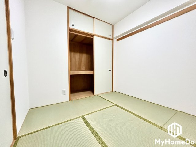 宝マンション小田井ウエストの和室|ゆとりのある押入れには、ご家族の季節の衣類などを収納して頂けます。