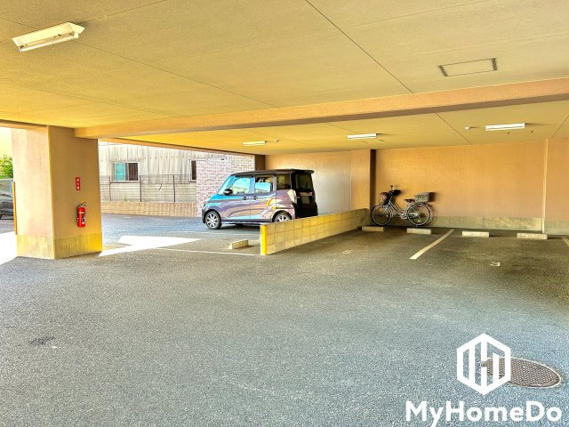 宝マンション小田井ウエストの駐車場|敷地内に駐車場を完備。重い荷物や雨の日の移動もスムーズで、快適なカーライフを実現。