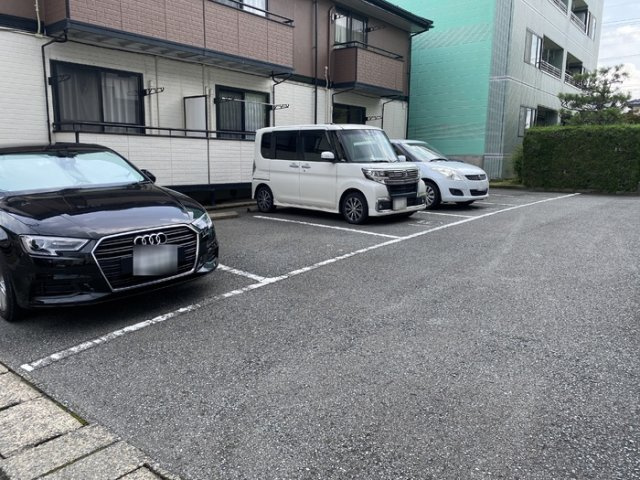 ロイヤルファミールⅡ　Cの駐車場