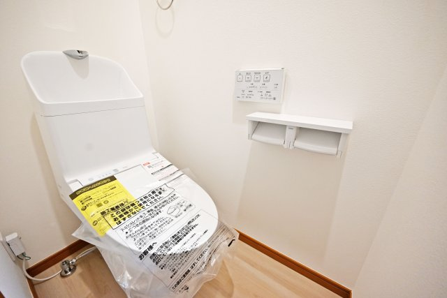 伊丹市西野6丁目中古戸建｜3LDK＋駐車1台可（ビルトインガレージ）のトイレ|1階と2階それぞれにトイレを配置しており、生活動線に配慮された使い勝手の良い間取りとなっています。