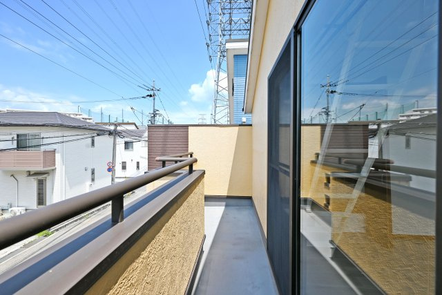 伊丹市西野6丁目中古戸建｜3LDK＋駐車1台可（ビルトインガレージ）のバルコニー|日常の生活を快適にするバルコニーで、洗濯や外気浴など多目的に利用できる実用性の高いスペースとなっています。