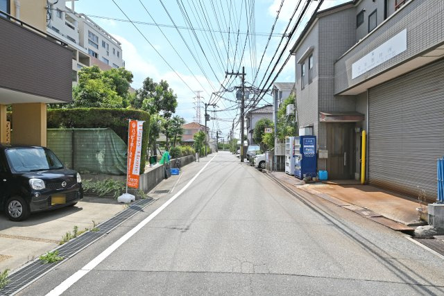 伊丹市西野6丁目中古戸建｜3LDK＋駐車1台可（ビルトインガレージ）の前面道路含む現地写真|前面道路は西側5.3mです。