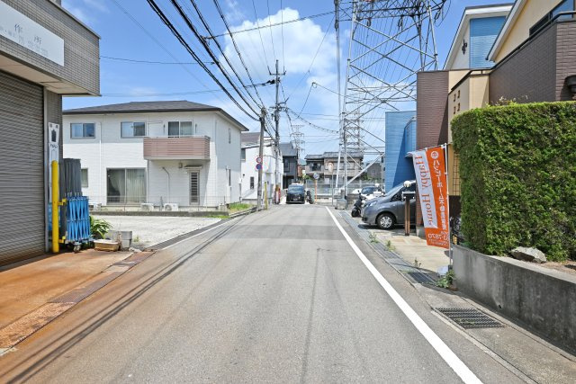 伊丹市西野6丁目中古戸建｜3LDK＋駐車1台可（ビルトインガレージ）の前面道路含む現地写真|前面道路は西側5.3mです。
