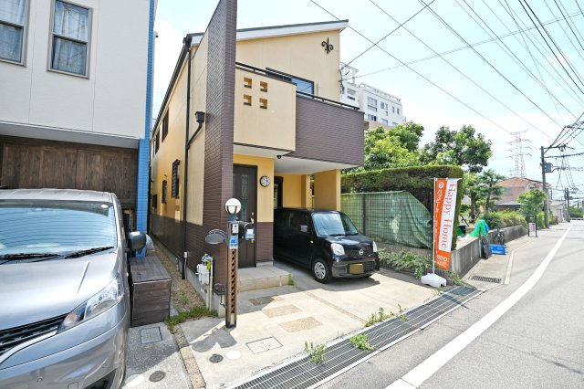 伊丹市西野6丁目中古戸建｜3LDK＋駐車1台可（ビルトインガレージ）の外観|LDK約17.0帖＋全居室約6.0帖以上の家族でゆったりできる住空間です。
皆様からのご連絡を心よりお待ちしております。