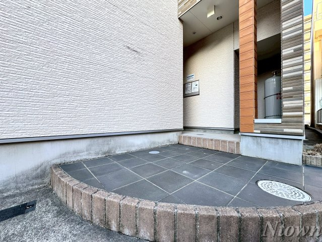 【エントランス】 | MAISON CASABLANCA | 落ち着いたエントランスです