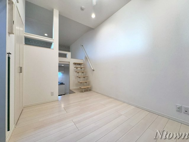【居間・リビング】 | MAISON CASABLANCA | こちらのリビングで趣味の時間をお楽しみください