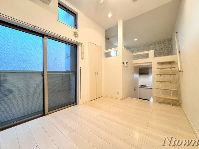 【居間・リビング】 | MAISON CASABLANCA | こちらの居間で趣味の時間をお楽しみください