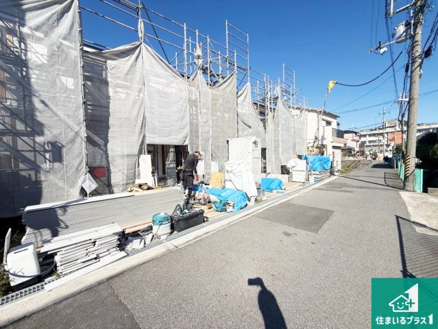 ◆柏原市玉手町　第3期　新築一戸建ての前面道路含む現地写真|周辺は落ち着いた街並みの住宅地！子育てがしやすい住環境です！まだ未完成ですが、現地でしかわからない事もございます。是非一度ご覧ください。