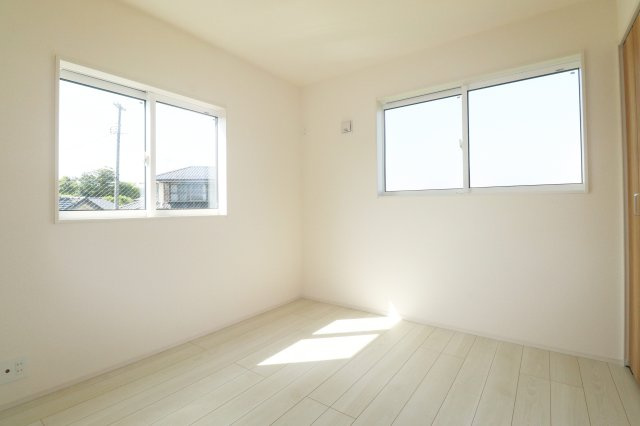 大玉村大山字行屋　　　５号棟　　　大山小学校、大玉中学区の洋室|※同社施工例