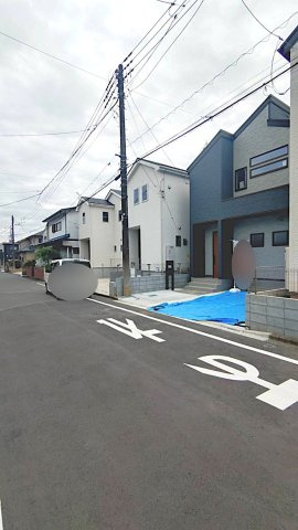 新築戸建の前面道路含む現地写真