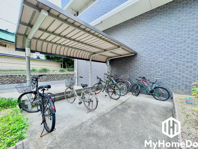 グラン・コート守山川村の駐輪場|雨の日でも濡れずに停められる屋根付き駐輪場。通勤・通学はもちろん、お買い物帰りでも安心して利用でき、日々の移動を快適にサポートしてくれます。