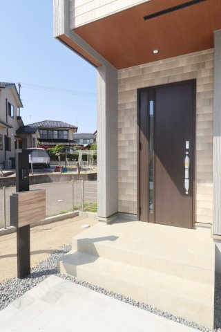 大玉村大山字行屋　　　６号棟　　　大山小学校、大玉中学区の玄関|※同社施工例