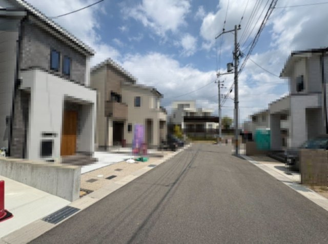 長岡京市今里更ノ町の前面道路含む現地写真|周辺も住宅街ですので、騒音なども気にならずに静かな暮らしが実現できます(^^)/