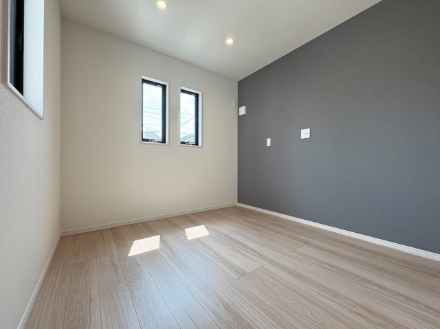 長岡京市今里更ノ町の洋室|洋室4.5帖
アクセントクロスがお洒落な、子供部屋にも適した洋室です。