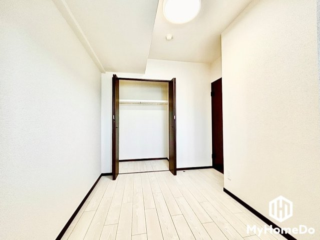 大森アイリス参番館の洋室|新たに家具を買わなくても良いので、ハンガーパイプ付きのクローゼットは嬉しいですね