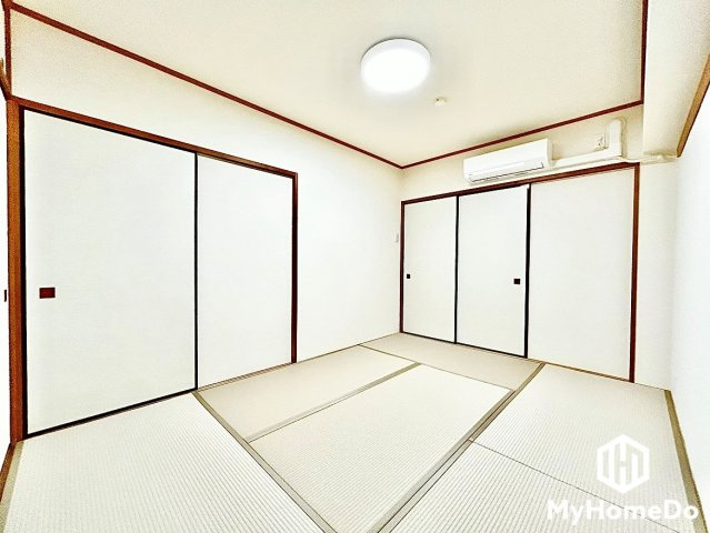 大森アイリス参番館の和室|リビングに隣接する落ち着きのある和室は、寛ぎのひとときに最適。扉を開ければ広々とした一体感、閉めればプライベート空間として使える多用途な魅力が詰まっています。